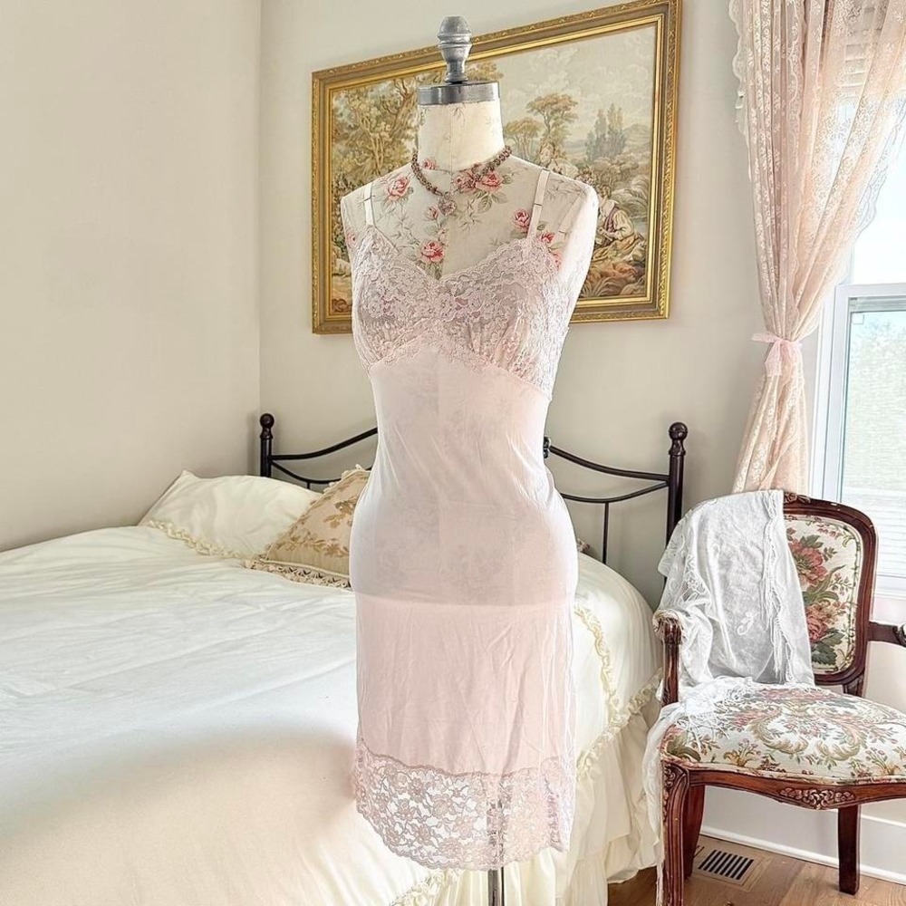 70s light pink lace slip dress Van Raalte size 32